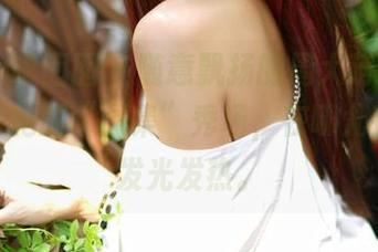 Feilin嗲囡囡 – 随意飘扬的周大萌，户外也成了她的“图集”秀场，在哪儿都顺便发光发热。