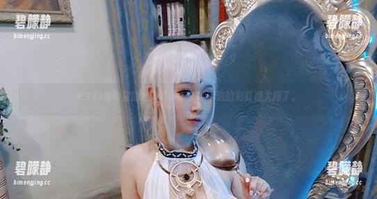 PAKI草莓酱的班长写真，书本旁边的彩虹糖太搭了。