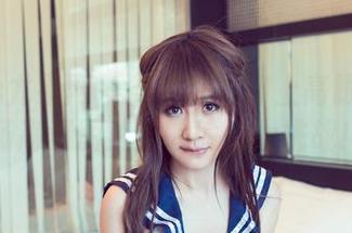 UGirls尤果网 – 当伊莉娜穿上高跟鞋：一场高清图片版的瑜伽大挑战！