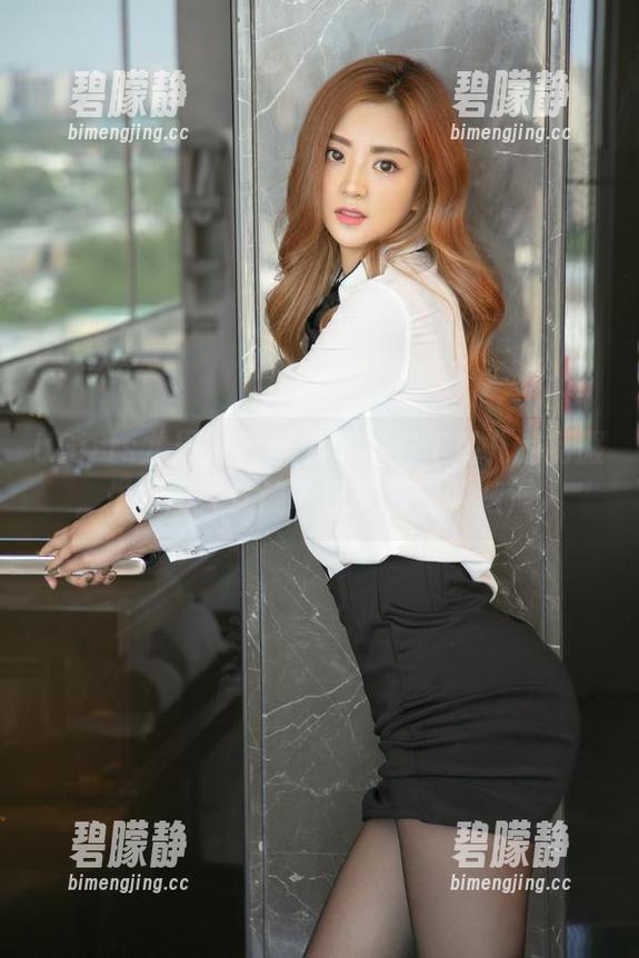 UGirls尤果网 - 隔着屏幕看王瑞儿的制服，最新图库安静地撩拨着我的脑海。