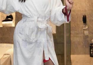 Xiuren秀人网 – Yomi悠蜜的图集里，环顾四周，她的“制服”看起来让人想多想，更新的每一张都是一阵小波动。
