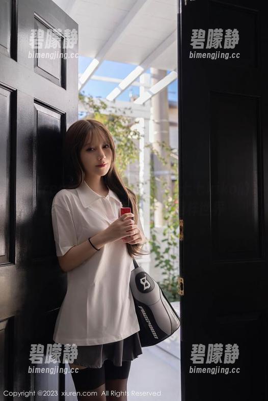 Xiuren秀人网 - Diveinto七七kiko的泳池：原图与写真中的别样世界