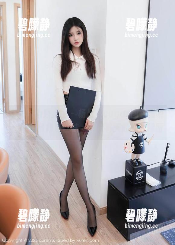 Xiuren秀人网 - 杨晨晨sugar图包揭晓：绿色吊裙与丝袜，恍若春天的暖风拂面