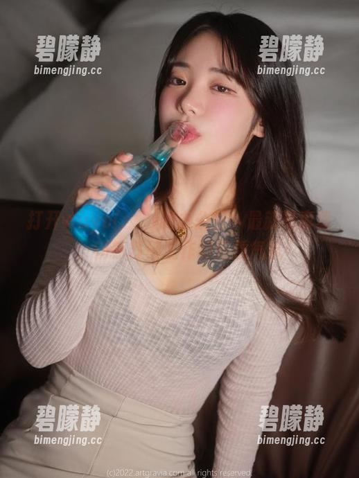 打开wuyo(우요)的办公室：最新写真集，悄然打破工作的庄重气氛