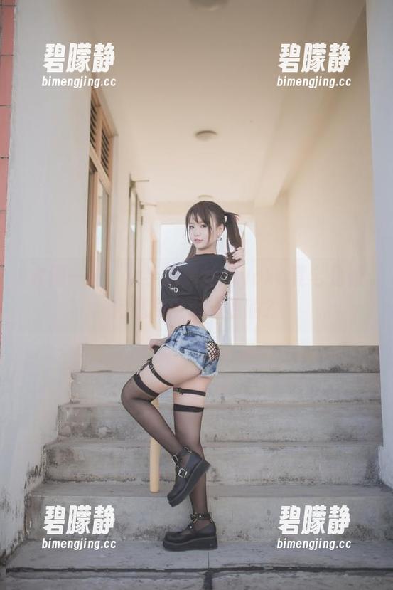 套图一看，水手服黑丝的yoko夏宅是如何逃离尘世喧嚣的？
