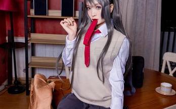 看九九八吖的最新长腿套图，每一张都像是在挑战重力！