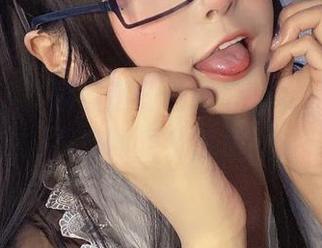 在线海边，原图里的佳佳好难啊，被沙子调皮得满身都是！