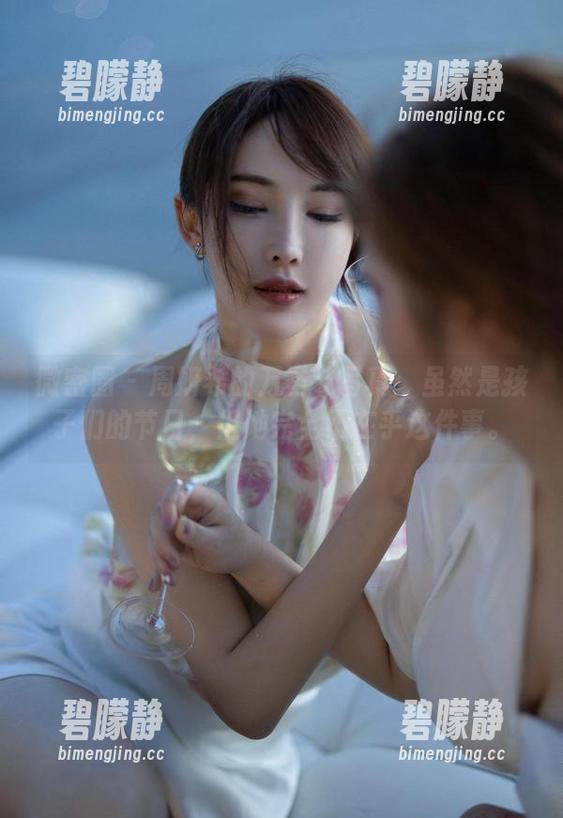 微密圈 - 周妍希的万圣节写真：虽然是孩子们的节日，但她完全不在乎这件事。