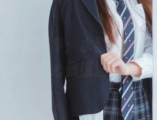 分享喵糖映画图集：水淼大凤旗袍，倩影在每一折里，真心佩服这件衣服的颜值。