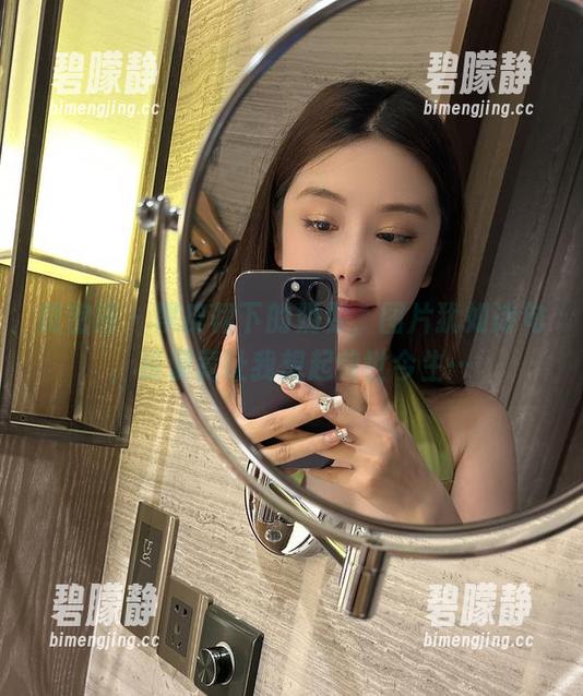 微密圈 - 黑皮裙下的奶雯，图片犹如诗句，资源竟让我想起前世今生…