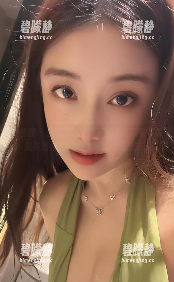 微密圈 - 谁说超短黑皮裙只适合“穿”的？奶雯最新原图彻底颠覆你的想法了！