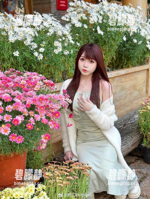天台探险：宝儿mysterial的cos里，天窗外的幻想又亮晶晶。