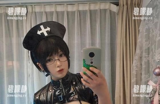 美腿作品来了，小容仔咕咕咕w的美图再一次颠覆了我的三观、四观...