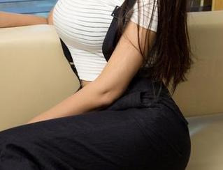 尤果网 – 若涵的图册开启了一扇门，让我们窥见了女友的新篇章。