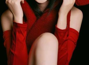 关于年年Nnian和她的少女写真，可尽情发挥想象，完美的灵感源泉就在图库里等你发掘。