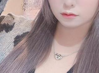 在月城委员会的图包里，女孩们都像是光影与色彩的缠绵