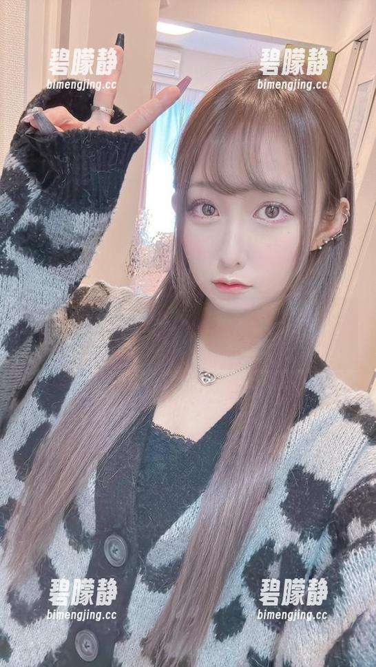 在月城委员会的图包里,女孩们都像是光影与色彩的缠绵 在月城委员会的图包里,女孩们都像是光影与色彩的缠绵