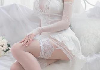 清水由乃黑白更新的作品，像咖啡中的一撮盐，再苦都有让人想捧的感觉