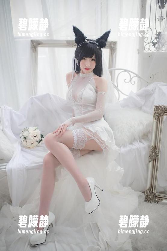清水由乃黑白更新的作品，像咖啡中的一撮盐，再苦都有让人想捧的感觉