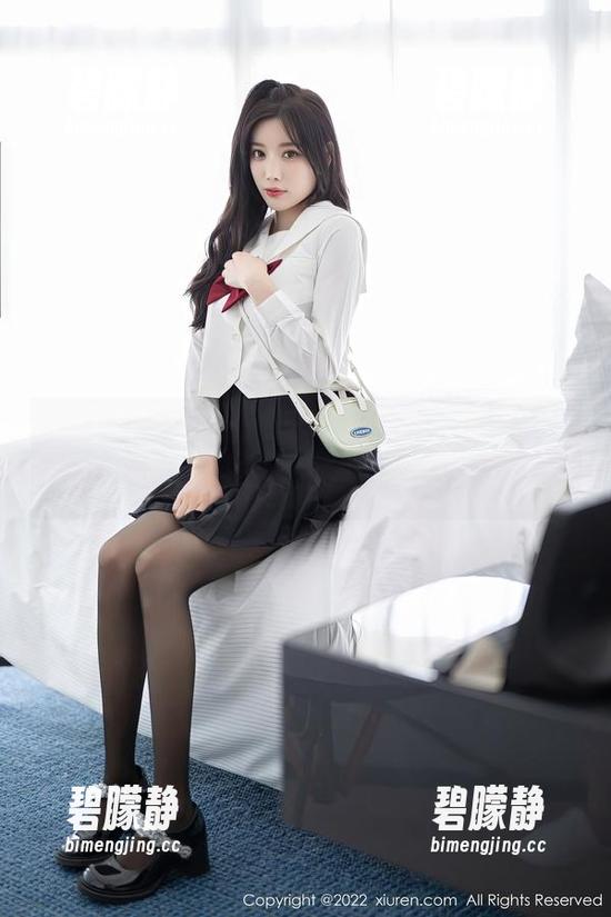 秀人网 - 伊诺的双脚在线表演，图片中自信满满，你热爱它们吗？要求只看脚呦！