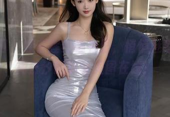 秀人网 – 躲在猩红睡衣里，悄悄魅惑——周慕汐的黑丝美图在线！