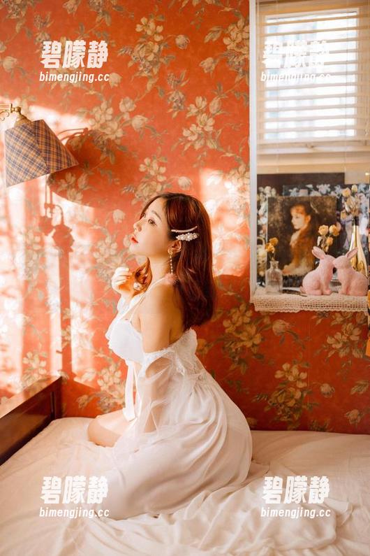 穆零Mu0不穿衣服？不，是透明写真！下载味道很清新哦。