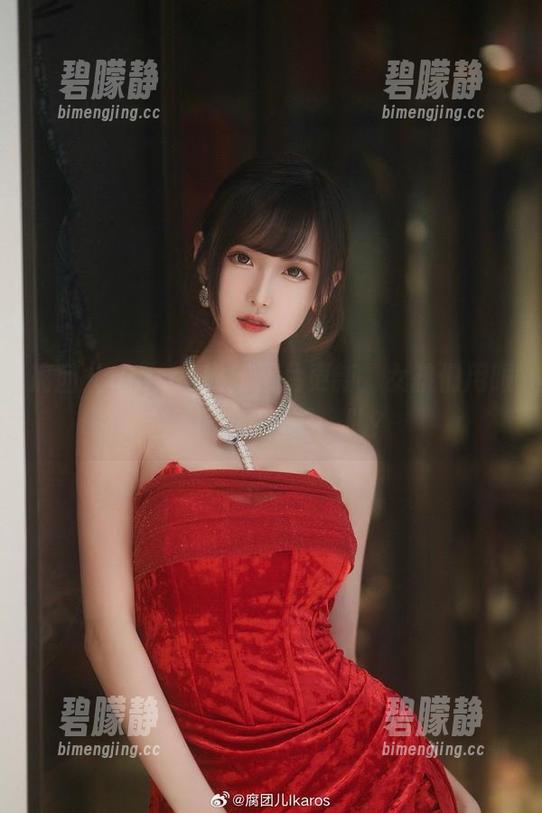 腐团儿Ikaros的新图片更新，女孩们用眼神pk，你站哪一队？