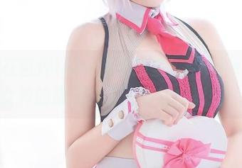 海伦在菌烨tako的私拍里，Nikke胜利女神的服装成了心中的小彩虹！