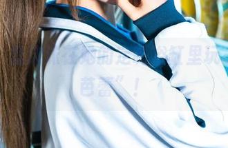 没错，蠢沫沫在她的定制浴缸里玩“水上芭蕾”！