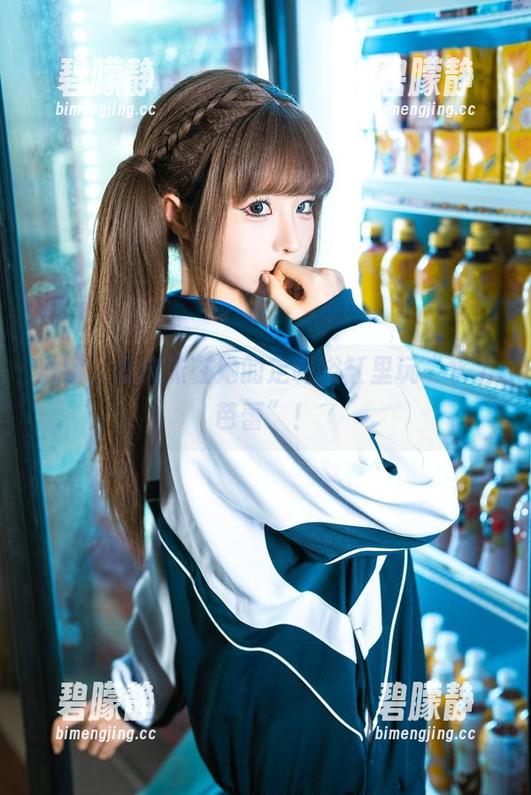 没错，蠢沫沫在她的定制浴缸里玩“水上芭蕾”！