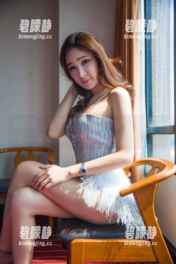 轰趴猫 - 今天的更新是：曲曲裸足套图，让我告诉你光脚的舒适感！