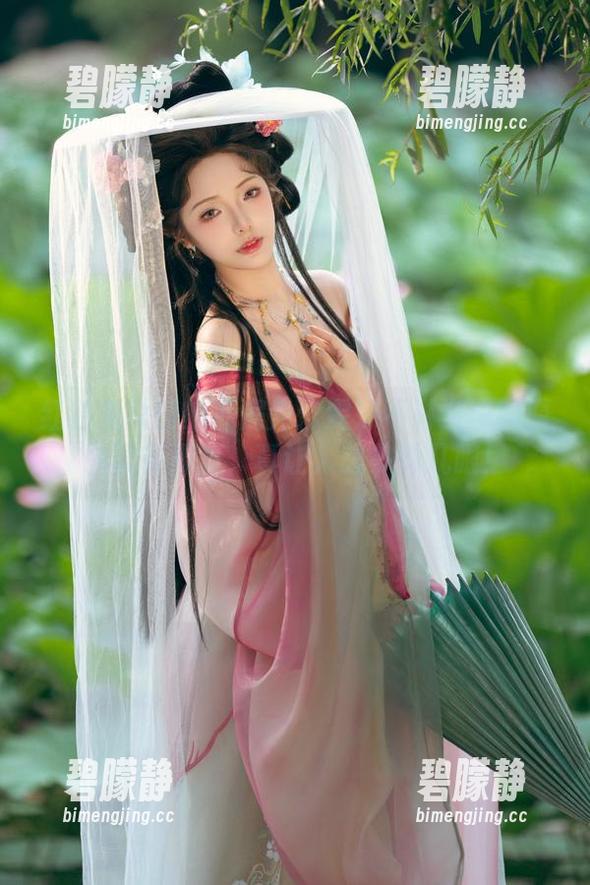 红色兔女郎的私房秀：雯妹不讲道理的原图就在那里，真让人想多看几眼！