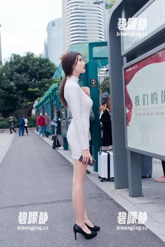 魔镜街拍-婷婷 魔镜街拍 - 图包里藏着的工作日常:婷婷的黑丝OL“绝技”
