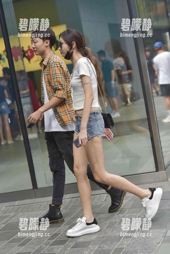 魔镜街拍 - 午后想要休闲？婷婷的高清资源，包臀灰裙助你从工作模式切换！