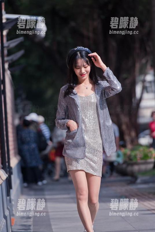 魔镜街拍 - 高清写真透视：销售主管婷婷的苦乐年华与粉裙共舞