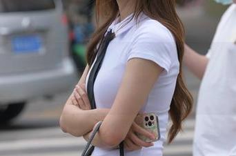 魔镜街拍 – 作品赏析：婷婷的白色吊带连衣裙，美腿与黑丝袜的对话