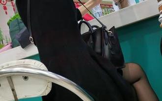 免费收藏，长腿姑娘与油亮丝袜的宏大篇章——魔镜街拍出品。