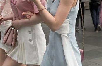 魔镜街拍：作品中的蓝色牛仔热裤美女，完全是把青春和自由写在了腿上～