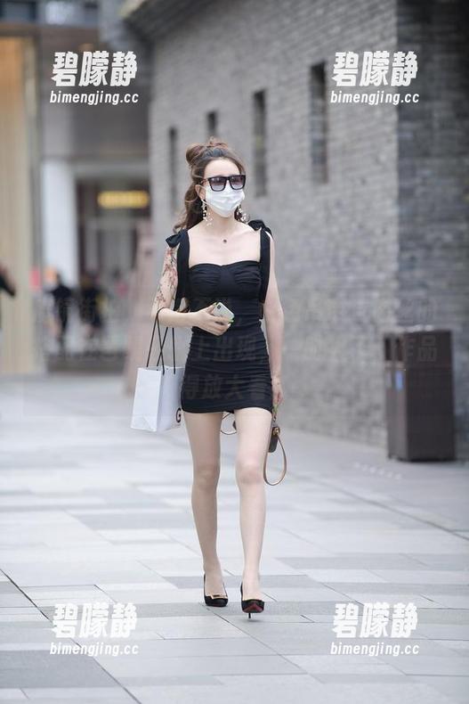 魔镜街拍，不得不说，白色吊带与肉丝的搭配在琶醍轻轨上出现，一时火了，作品得放大看！