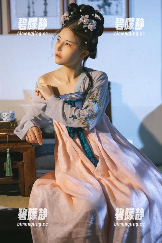 私拍里鹿八岁baby：当足球少女遇上校园乐趣
